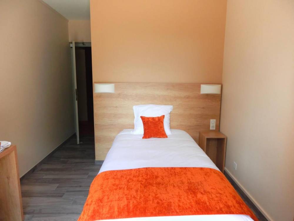 Hotel-Marinet-chambre-orange-lit-simple.jpg